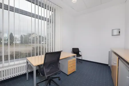 Bürofläche der Immobilie: Repräsentative Büro- oder Praxisfläche in zentraler Lage - Ehemalige Bankfiliale mit 8 PKW-Stellplätzen. (Foto)