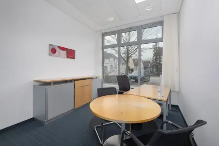Bürofläche der Immobilie: Repräsentative Büro- oder Praxisfläche in zentraler Lage - Ehemalige Bankfiliale mit 8 PKW-Stellplätzen. (Foto)