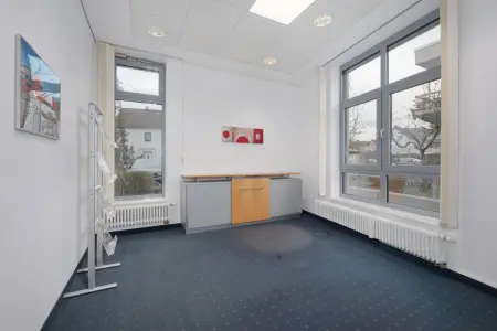 Bürofläche der Immobilie: Repräsentative Büro- oder Praxisfläche in zentraler Lage - Ehemalige Bankfiliale mit 8 PKW-Stellplätzen. (Foto)