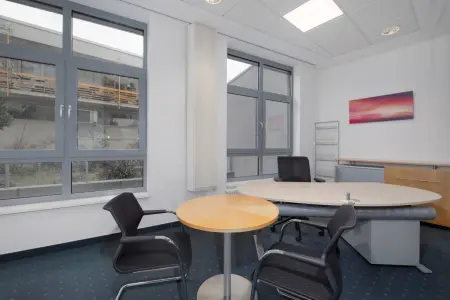 Bürofläche der Immobilie: Repräsentative Büro- oder Praxisfläche in zentraler Lage - Ehemalige Bankfiliale mit 8 PKW-Stellplätzen. (Foto)