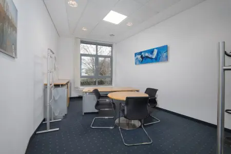 Bürofläche der Immobilie: Repräsentative Büro- oder Praxisfläche in zentraler Lage - Ehemalige Bankfiliale mit 8 PKW-Stellplätzen. (Foto)