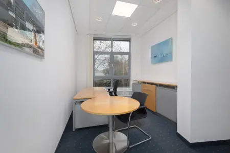 Bürofläche der Immobilie: Repräsentative Büro- oder Praxisfläche in zentraler Lage - Ehemalige Bankfiliale mit 8 PKW-Stellplätzen. (Foto)