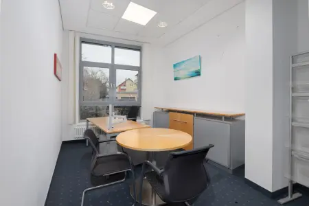 Bürofläche der Immobilie: Repräsentative Büro- oder Praxisfläche in zentraler Lage - Ehemalige Bankfiliale mit 8 PKW-Stellplätzen. (Foto)