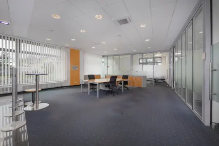 Bürofläche der Immobilie: Repräsentative Büro- oder Praxisfläche in zentraler Lage - Ehemalige Bankfiliale mit 8 PKW-Stellplätzen. (Foto)