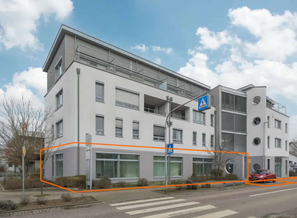 Vorderansicht der Immobilie: Repräsentative Büro- oder Praxisfläche in zentraler Lage - Ehemalige Bankfiliale mit 8 PKW-Stellplätzen. (Titelbild)