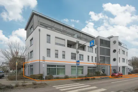 Vorderansicht der Immobilie: Repräsentative Büro- oder Praxisfläche in zentraler Lage - Ehemalige Bankfiliale mit 8 PKW-Stellplätzen. (Titelbild)