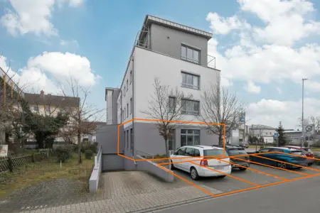 Stellplätze hinten der Immobilie: Repräsentative Büro- oder Praxisfläche in zentraler Lage - Ehemalige Bankfiliale mit 8 PKW-Stellplätzen. (Foto)