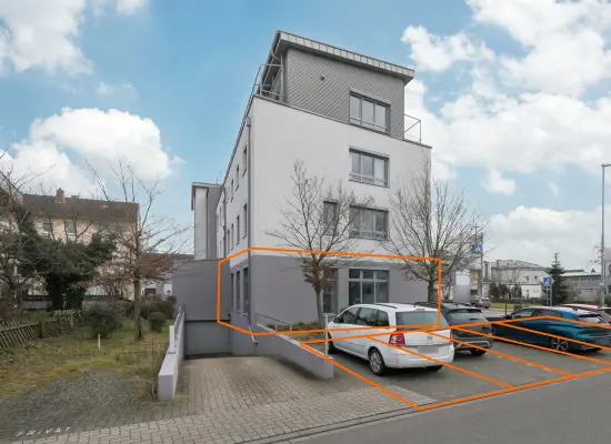 Stellplätze hinten der Immobilie: Repräsentative Büro- oder Praxisfläche in zentraler Lage - Ehemalige Bankfiliale mit 8 PKW-Stellplätzen. (Foto)