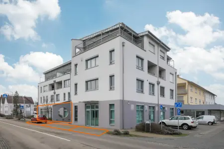 Seitliche Stellplätze der Immobilie: Repräsentative Büro- oder Praxisfläche in zentraler Lage - Ehemalige Bankfiliale mit 8 PKW-Stellplätzen. (Foto)