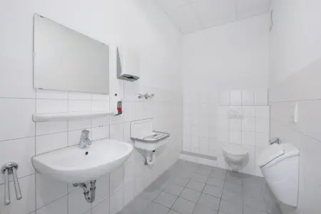 Toilette der Immobilie: Ehemalige Polizei in Leopoldshafen - Top Lage, vielseitig nutzbar als Büro oder Praxis! (Foto)