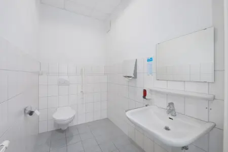 Behinderten-WC der Immobilie: Ehemalige Polizei in Leopoldshafen - Top Lage, vielseitig nutzbar als Büro oder Praxis! (Foto)