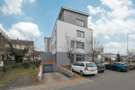 Tiefgarageneinfahrt der Immobilie: Ehemalige Polizei in Leopoldshafen - Top Lage, vielseitig nutzbar als Büro oder Praxis! (Foto)