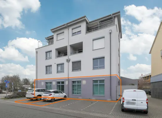 Seitenansicht mit zwei Stellplätze der Immobilie: Ehemalige Polizei in Leopoldshafen - Top Lage, vielseitig nutzbar als Büro oder Praxis! (Foto)