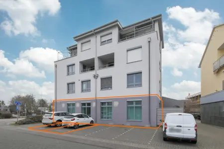 Seitenansicht mit zwei Stellplätze der Immobilie: Ehemalige Polizei in Leopoldshafen - Top Lage, vielseitig nutzbar als Büro oder Praxis! (Foto)