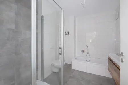 Badezimmer der Immobilie: Stilvoller Neubau-Erstbezug: 2-Zi.Whg. mit Terrasse und hochwertiger Ausstattung (Foto)