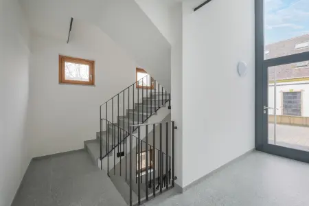 Treppenhaus der Immobilie: Stilvoller Neubau-Erstbezug: 2-Zi.Whg. mit Terrasse und hochwertiger Ausstattung (Foto)