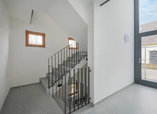 Treppenhaus der Immobilie: Stilvoller Neubau-Erstbezug: 2-Zi.Whg. mit Terrasse und hochwertiger Ausstattung (Foto)