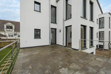 Terrasse der Immobilie: Stilvoller Neubau-Erstbezug: 2-Zi.Whg. mit Terrasse und hochwertiger Ausstattung (Foto)