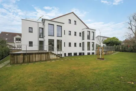 Rückansicht der Immobilie: Stilvoller Neubau-Erstbezug: 2-Zi.Whg. mit Terrasse und hochwertiger Ausstattung (Foto)