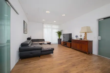 Wohnbereich der Immobilie: Außergewöhnliche 4,5-Zimmer-Wohnung mit Loftcharakter – großzügiges Wohnen im auf dem Land stadtnah (Titelbild)