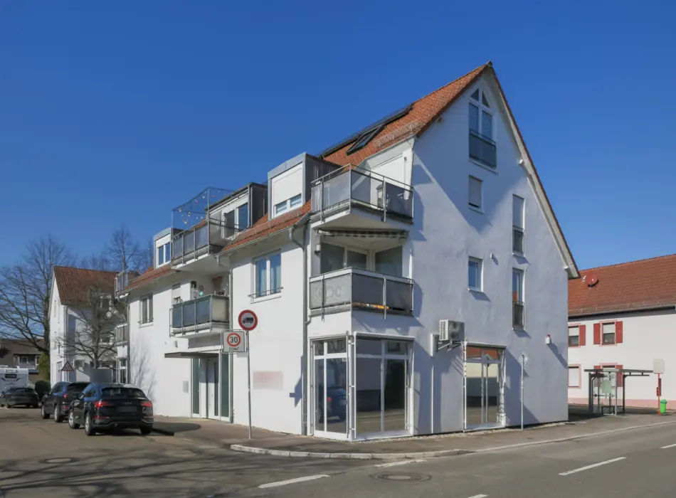 Straßenansicht der Immobilie: Außergewöhnliche 4,5-Zimmer-Wohnung mit Loftcharakter – großzügiges Wohnen im auf dem Land stadtnah (Foto)
