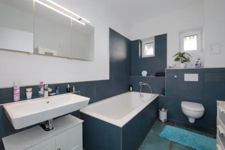 Badezimmer "en suite" der Immobilie: Außergewöhnliche 4,5-Zimmer-Wohnung mit Loftcharakter – großzügiges Wohnen im auf dem Land stadtnah (Foto)