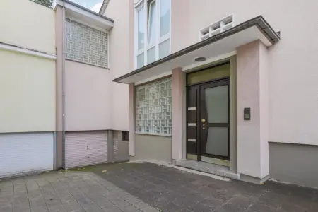 Hauseingang und Zufahrt Garage der Immobilie: Eine gute Adresse für Ihr Geld (Foto)