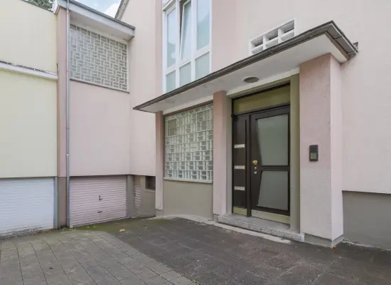 Hauseingang und Zufahrt Garage der Immobilie: Eine gute Adresse für Ihr Geld (Foto)