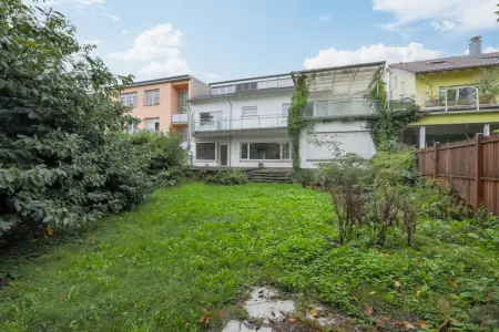 Rückansicht und Garten der Immobilie: Eine gute Adresse für Ihr Geld (Foto)