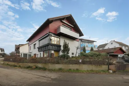 Straßenansicht der Immobilie: Attraktives Wohnen für die Familie
Ihr neues Zuhause in Baden-Baden Balg! (Foto)