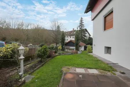 Terrasse und Vorgarten der Immobilie: Attraktives Wohnen für die Familie
Ihr neues Zuhause in Baden-Baden Balg! (Foto)
