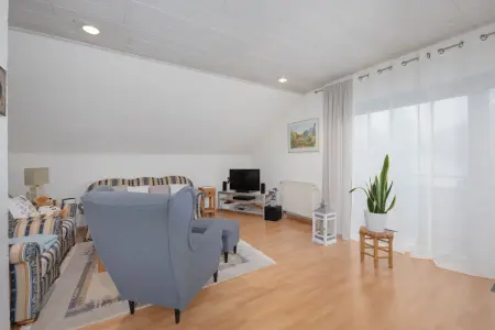 Wohnzimmer DG der Immobilie: Attraktives Wohnen für die Familie
Ihr neues Zuhause in Baden-Baden Balg! (Foto)