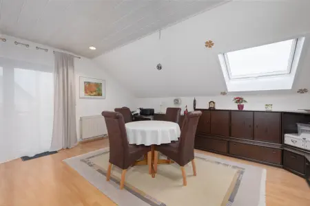 Wohnzimmer DG der Immobilie: Attraktives Wohnen für die Familie
Ihr neues Zuhause in Baden-Baden Balg! (Foto)