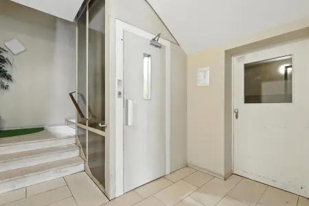 Treppenhaus mit Aufzug  der Immobilie: Charmante Altbauwohnung zum Träumen in bester Lage! (Foto)