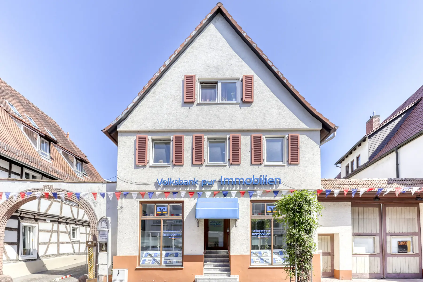 Außenansicht der Filiale Kandel von der Volksbank pur Immobilien