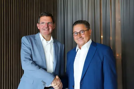 Geschäftsführer Michael Kopf und Co-Geschäftsführer Mathias Spindler schütteln sich die Hand