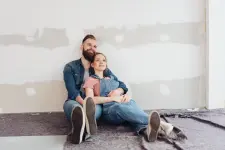 Pärchen sitzt und lehnt sich an der Wand an. Wohnenpur