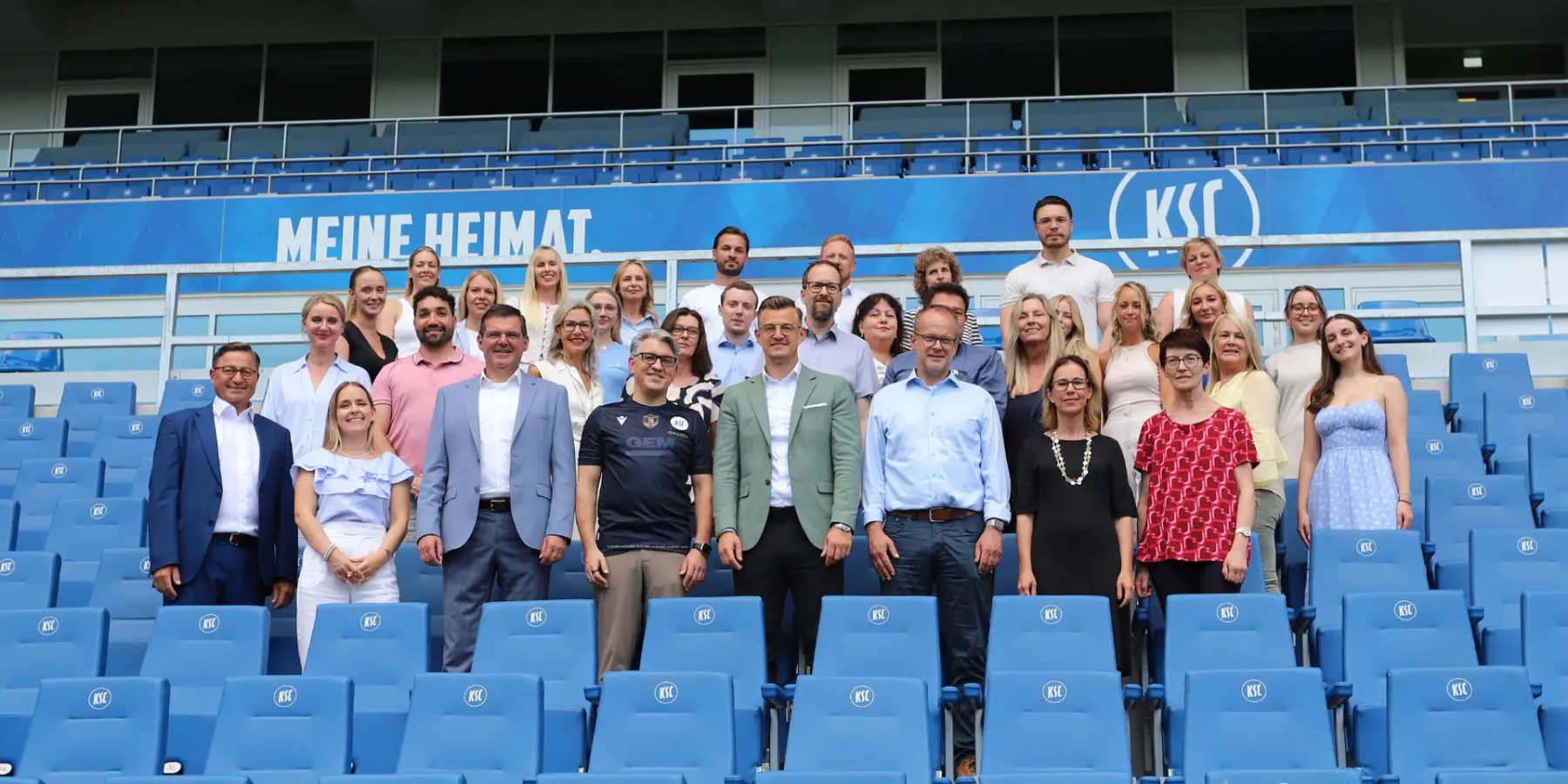 Gruppenfoto von dem Team der Volksbank pur Immobilien