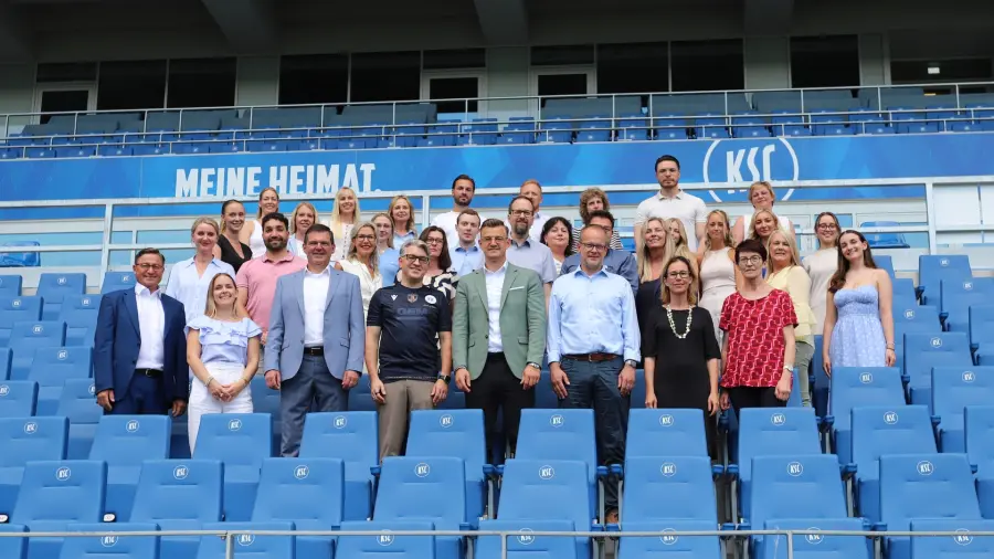 Gruppenfoto von dem Team der Volksbank pur Immobilien