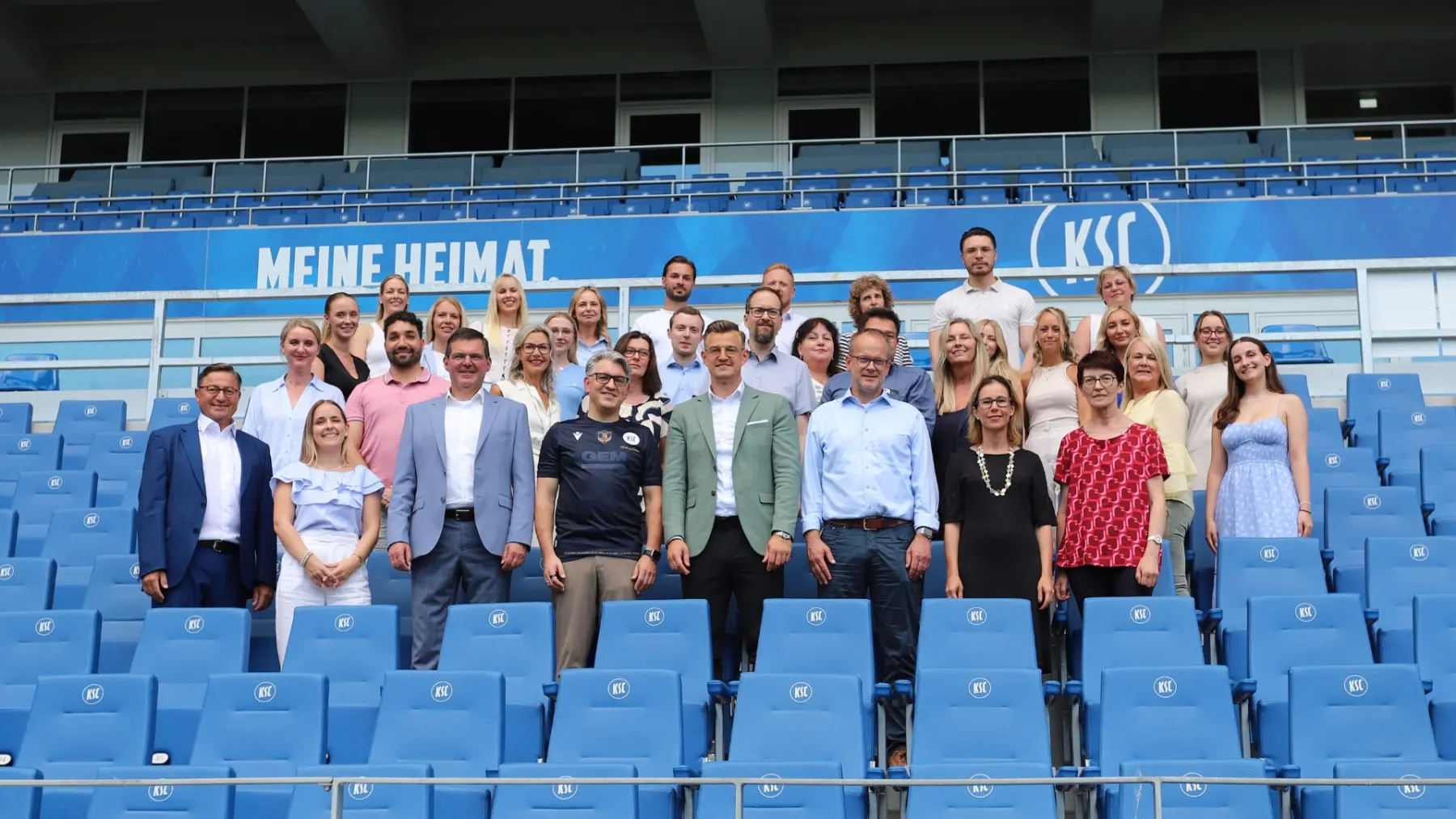 Gruppenfoto von dem Team der Volksbank pur Immobilien